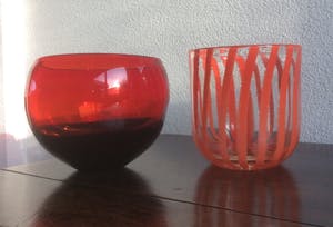 Niet of onleesbaar gesigneerd - TWEE APARTE GLAZEN DESIGN POTTEN kopen? Bied vanaf 1!