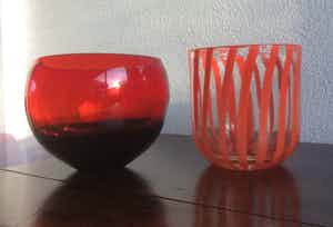 Niet of onleesbaar gesigneerd - TWEE APARTE GLAZEN DESIGN POTTEN verkocht voor € 1!