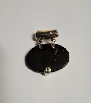AcheterZilveren design hanger met  mooie cabochon geslepen zwarte onyx steen? Enchérissez de 50!