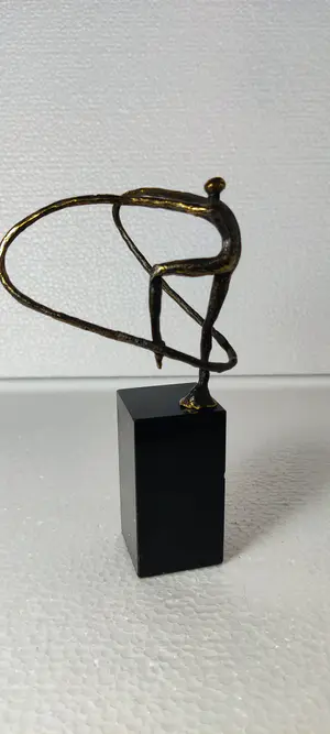 Niet of onleesbaar gesigneerd - Een prachtige bronzen beeldje gymnaste kopen? Bied vanaf 1!