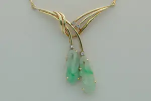 35 - Fijn en sierlijk opengewerkt 14Krt gouden halssieraad met diamant en jade kopen? Bied vanaf 305!
