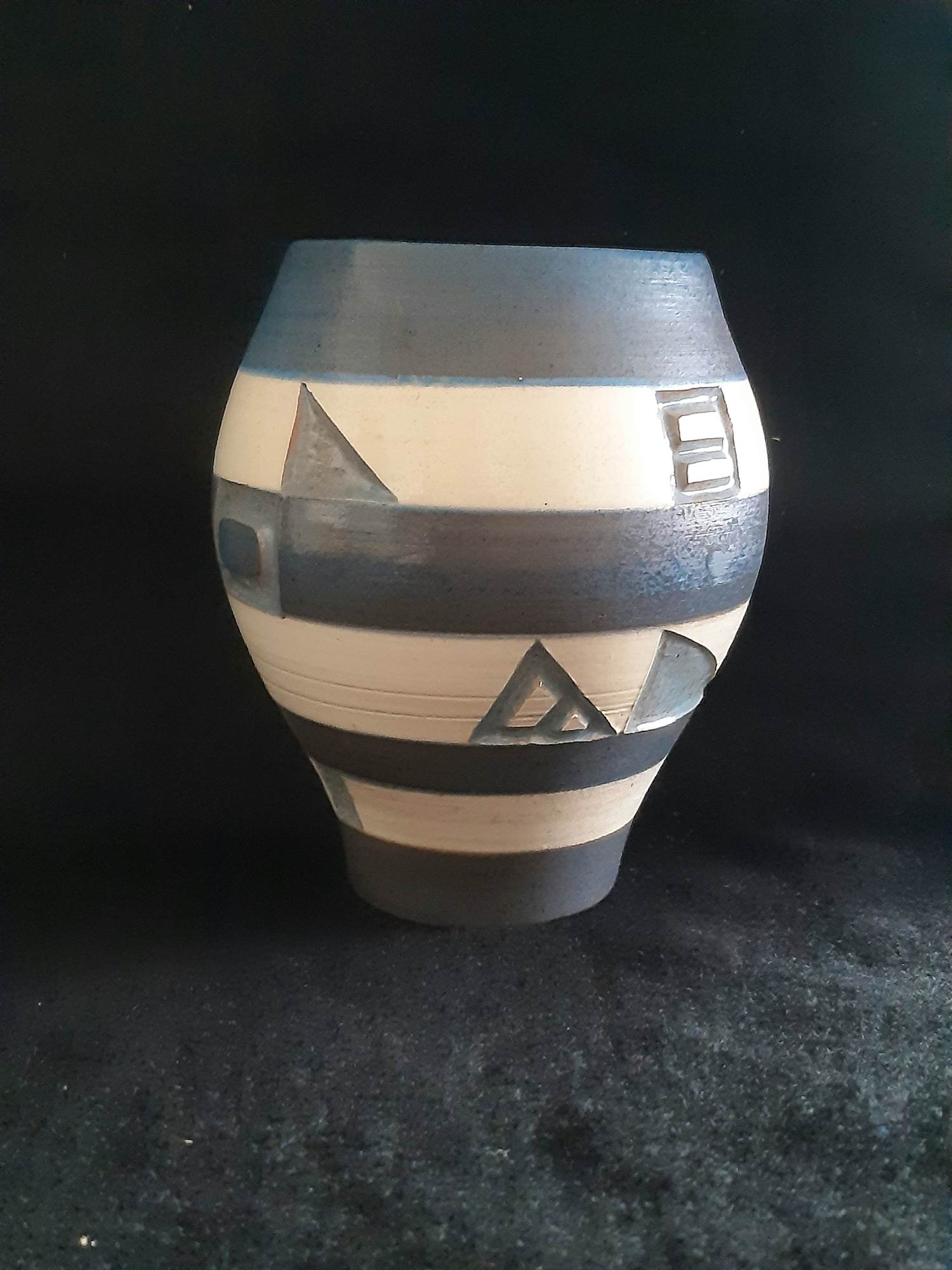 Frans Tuinstra - Handgedraaide, gesigneerde en gedateerde (1960) Sgraffito Vaas kopen? Bied vanaf 40!