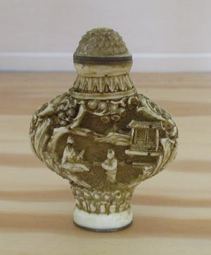 Niet of onleesbaar gesigneerd - Twee Cinnabar handgesneden Chinese Snuifflacons kopen? Bied vanaf 10!