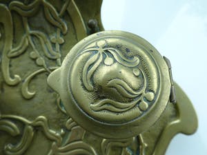 Curiosa - Art Nouveau koperen inkststel: blad-, inktpot, zandpotje en houders voor pennen kopen? Bied vanaf 75!