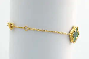 47 - Sierlijk en fijn 20krt gouden armband met 3 malachiet klavertje 4 hangers kopen? Bied vanaf 350!