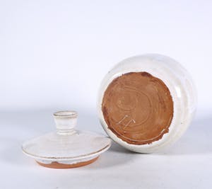 Dirk Hubers - Aardewerk, Dekselpot en schaal op voet kopen? Bied vanaf 80!