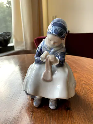 Royal Copenhagen - Meisje in klederdracht kopen? Bied vanaf 75!