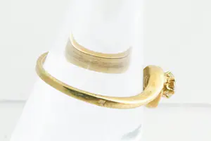 82 - Subtiele 18krt geel-goud & diamanten (0.25ct) gedraaide solitair ring kopen? Bied vanaf 110!