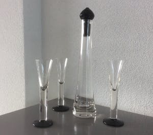 Niet of onleesbaar gesigneerd - Likeurkaraf met drie glazen kopen? Bied vanaf 10!