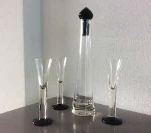 Niet of onleesbaar gesigneerd - Likeurkaraf met drie glazen verkocht voor € 10!