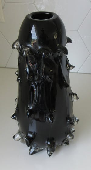 Niet of onleesbaar gesigneerd - Dubbelwandige grote zwarte moderne puntige Murano glazen vaas kopen? Bied vanaf 1!