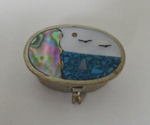 Niet of onleesbaar gesigneerd - Miniatuur zilveren doosje met parelmoer decoratie kopen? Bied vanaf 10!