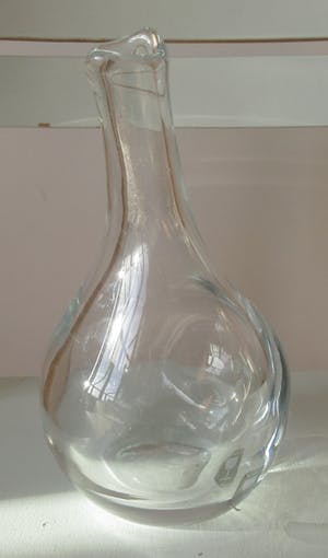 Niet of onleesbaar gesigneerd - Dikwandige vrij gevormde blank glazen vaas Fragile van JDC kopen? Bied vanaf 10!