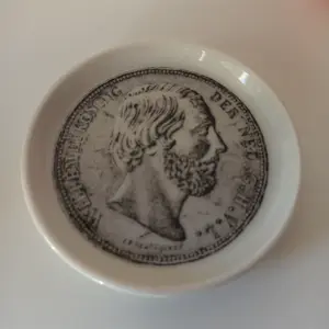 N.V. Porselein- en Tegelfabriek Mosa - Onderzetters, keramiek, van Willem 1, 2 en 3. Nieuwstaat kopen? Bied vanaf 1!