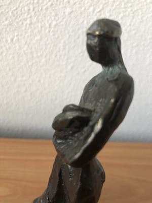 Brons (Onbekend) - Beeld van een man met konijn op zijn arm en hond en kat naast hem. kopen? Bied vanaf 65!