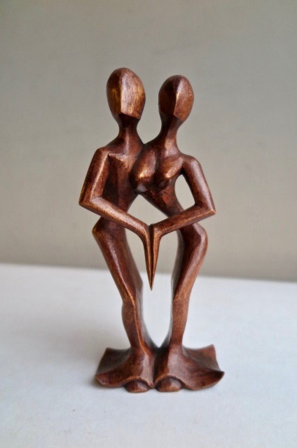 Niet of onleesbaar gesigneerd - Houtsnijwerk - Dancing love kopen? Bied vanaf 1!