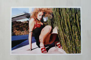 Bettina Rheims - "Elizabeth Berkley stuck in bamboo bushes" - Los Angeles, 1995 kopen? Bied vanaf 150!