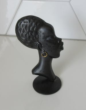 Niet of onleesbaar gesigneerd - Miniatuur bronzen buste Afrikaanse vrouw in Hagenauer stijl - ges. Gaag kopen? Bied vanaf 1!
