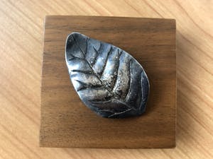 Niet of onleesbaar gesigneerd - Sculptuur Zilveren tabaksblad -Tabaksfabriek J.Gruno 1839 - 1989. kopen? Bied vanaf 10!