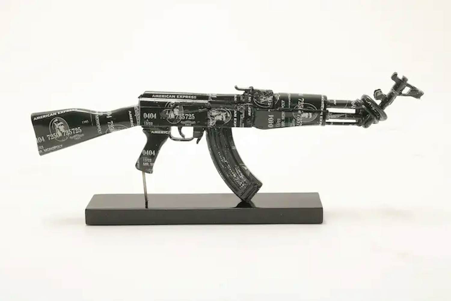Diederik Van Apple - AK - 47 Peace Edition, kunsthars, in originele kist verkocht voor € 375!