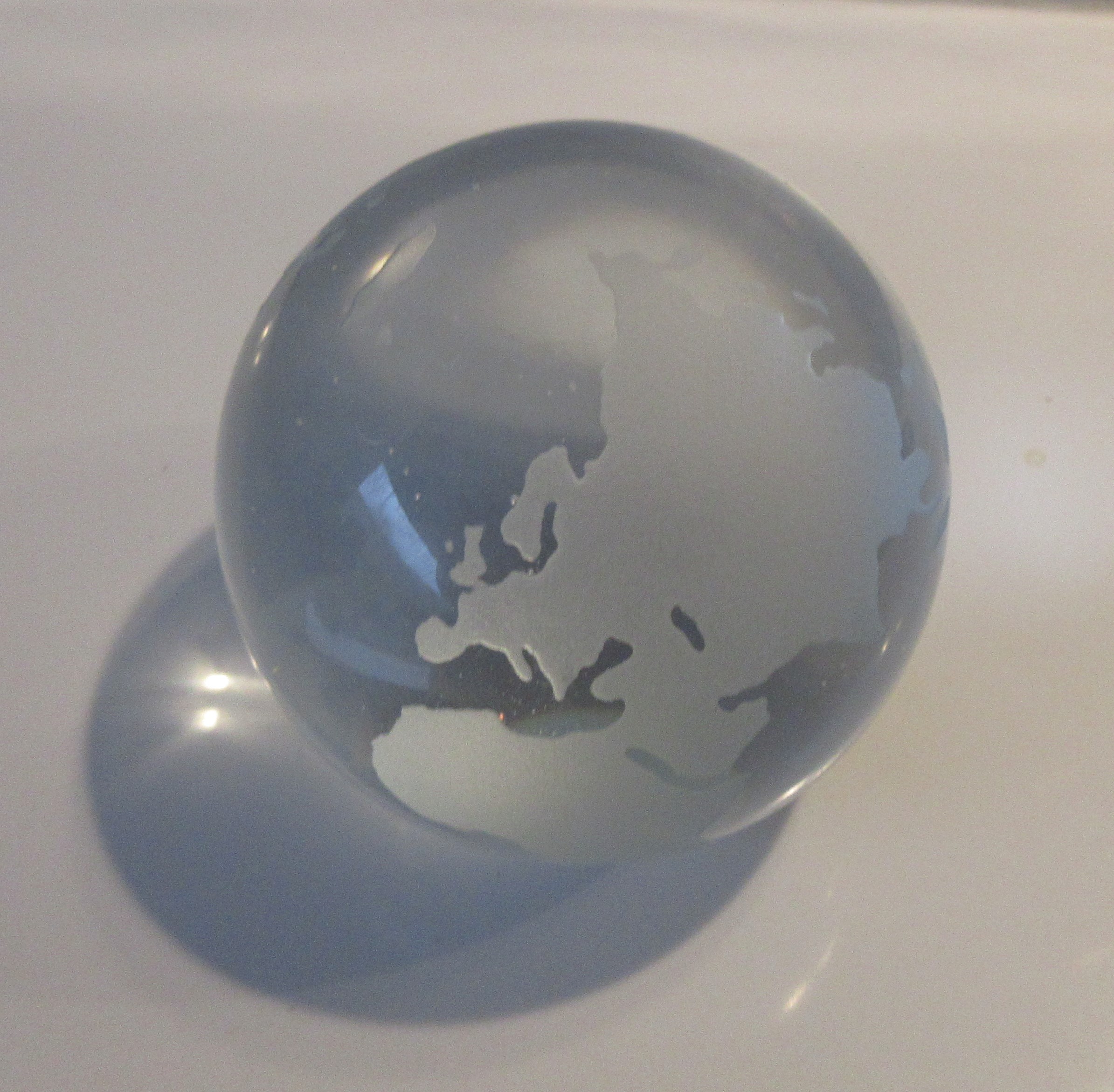 Niet of onleesbaar gesigneerd - Blank glazen presse papier Globe of wereldbol kopen? Bied vanaf 1!