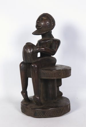 Dogon - Houten beeld van man op kruk met een watervat kopen? Bied vanaf 1!