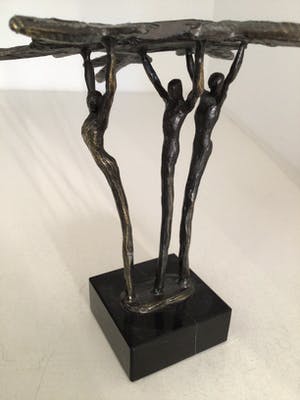 Corry Ammerlaan - Sculptuur “ Samen de schouders er onder “ kopen? Bied vanaf 35!