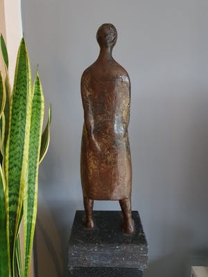 Robert Bosari - Bronzen beeld van staande dame kopen? Bied vanaf 1395!