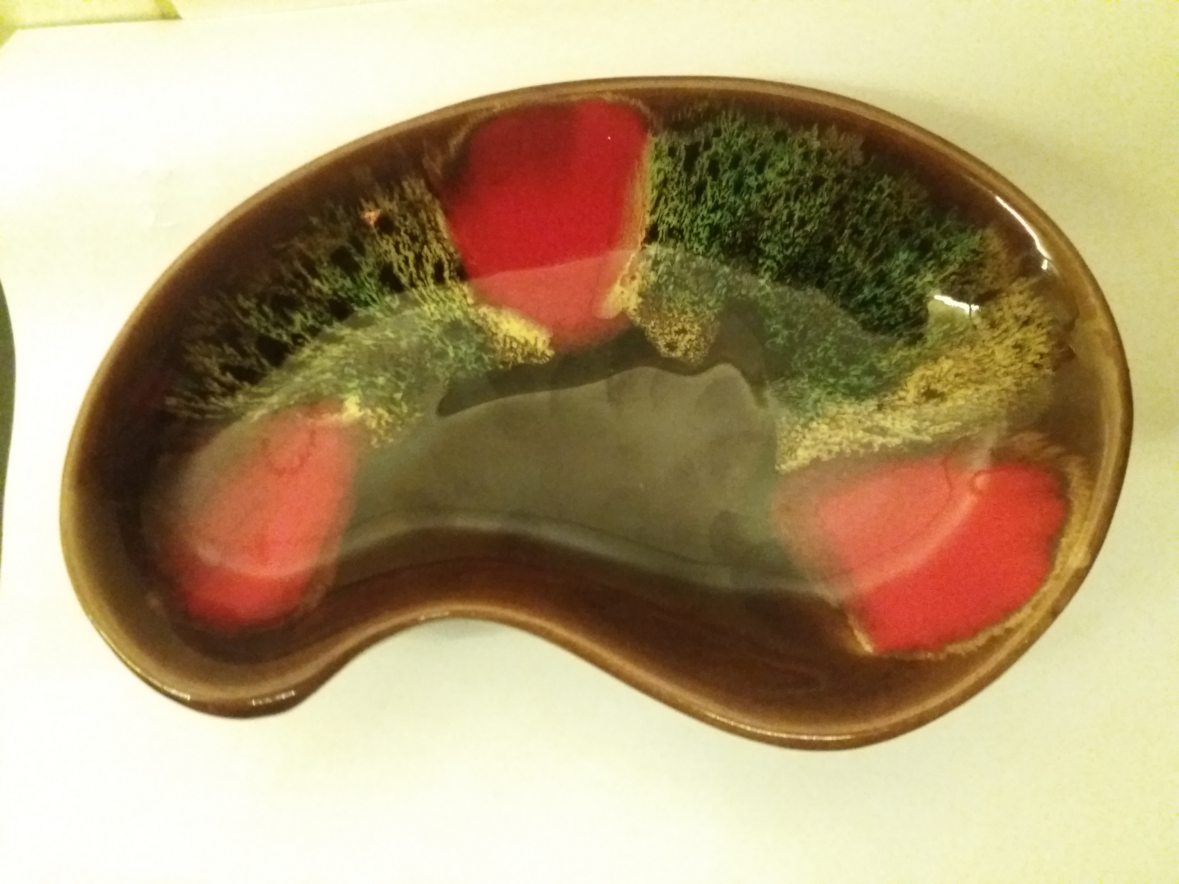 Vallauris Keramiek - nier vormige schotel, gemaakt in Frankrijk door Vallauris. verkocht voor € 30!