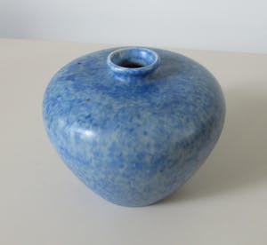 Niet of onleesbaar gesigneerd - Twee blauwe art deco aardewerk vaasjes - Engeland kopen? Bied vanaf 1!