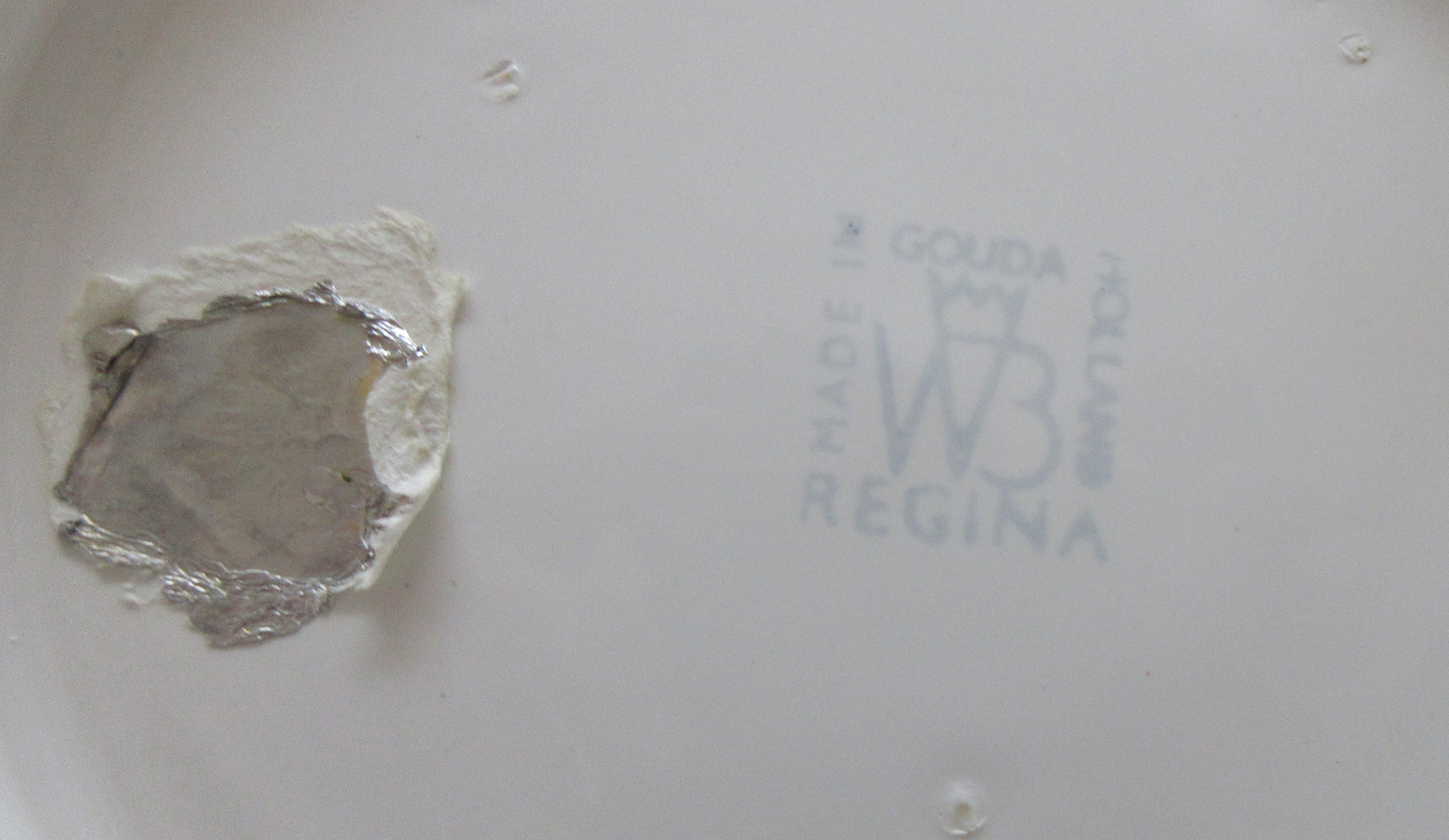 Kunstaardewerkfabriek Regina - Wit platelen gelobte fruitschaal kopen? Bied vanaf 20!