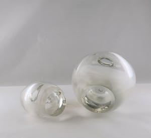 Floris Meydam - Glas, Twee blankglazen vaasjes voor Glasfabriek Leerdam kopen? Bied vanaf 1!