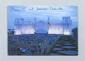 Christo - Handgesigneerde foto Wrapped Reichstag met stofmonster - Ingelijst (+ boek!) kopen? Bied vanaf 1!