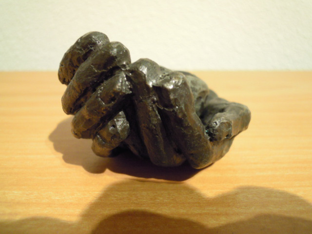 Astrid Veldhuyzen-Koppen - Prachtig gesigneerd beeldje van baby in 2 handen. kopen? Bied vanaf 45!