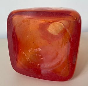 Niet of onleesbaar gesigneerd - Vintage Scandinavische oranje-rode glazen flesvaas kopen? Bied vanaf 1!