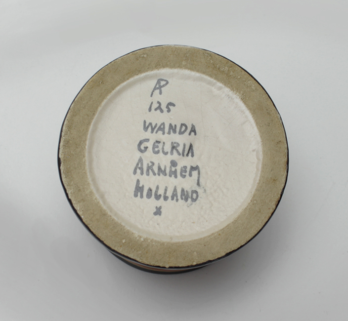 Plateelfabriek Gelria N.V. - plateel serveerblad met beker kopen? Bied vanaf 25!