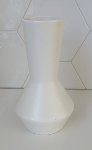 Plateelbakkerij Zuid-Holland - Gestileerde mat witte platelen vaas kopen? Bied vanaf 25!