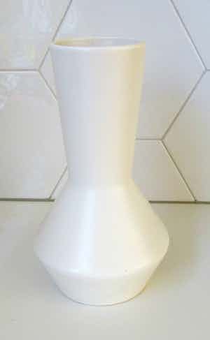 Plateelbakkerij Zuid-Holland - Gestileerde mat witte platelen vaas verkocht voor € 25!