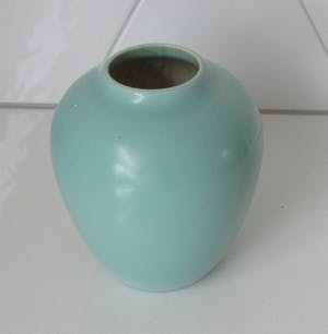 Plateelfabriek Schoonhoven N.V. - Celadon kleurig platelen vaasje kopen? Bied vanaf 10!