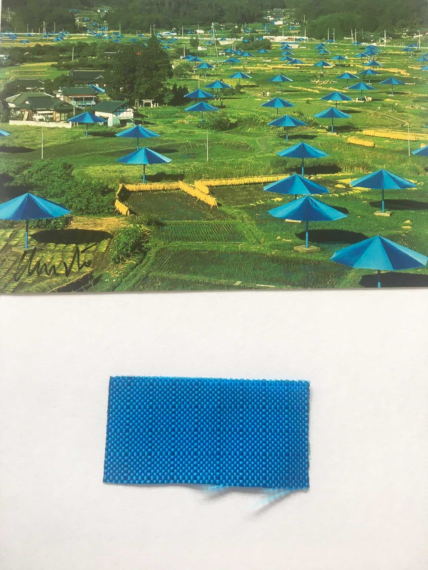 Christo - BLUE UMBRELLA'S + ORIGINELE STOF! verkocht voor € 135!