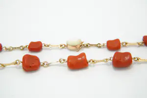 74 - Bijzonder vintage 14 karaats rosegouden halssieraad met bloedkoraal kopen? Bied vanaf 480!