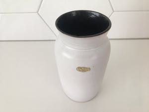 Niet of onleesbaar gesigneerd - Twee witte aardewerk vaasjes Delfos Zoeterwoude kopen? Bied vanaf 1!