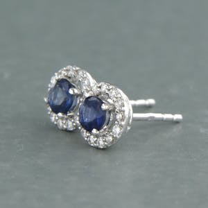 14k gouden oorknoppen bezet met saffier tot. 0,56ct en briljant geslepen diamant kopen? Bied vanaf 250!