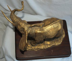 Anthony J. Jones - Bronzen beeld , The Golden Elephant – op houten voetstuk - 4922 gram kopen? Bied vanaf 225!