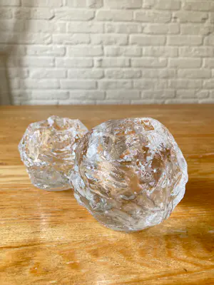 Kosta Boda - Twee theelicht houders "Snowball" door Ann Warff kopen? Bied vanaf 34!