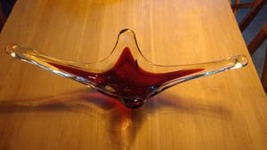 Niet of onleesbaar gesigneerd - Prachtige transparante schaal - bordeaux gevlamd kopen? Bied vanaf 1!