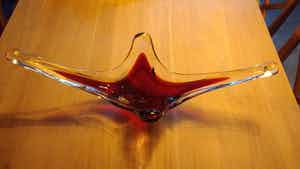 Niet of onleesbaar gesigneerd - Prachtige transparante schaal - bordeaux gevlamd verkocht voor € 1!