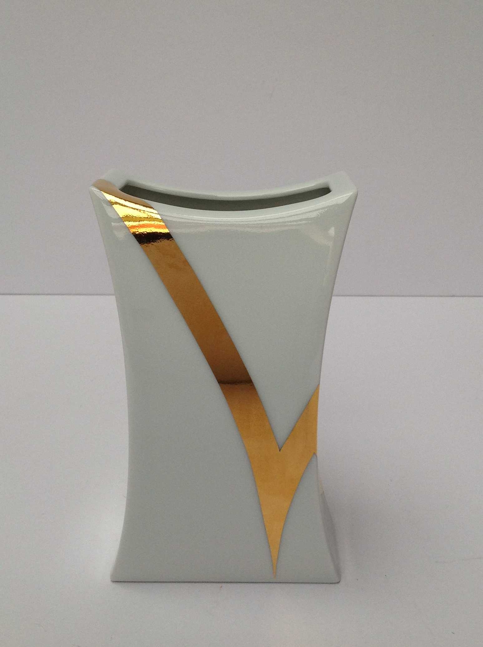 Jan van der Vaart - Prachtig vaasje, porselein Rosenthal, genummerd 3796/18 verkocht voor € 65!