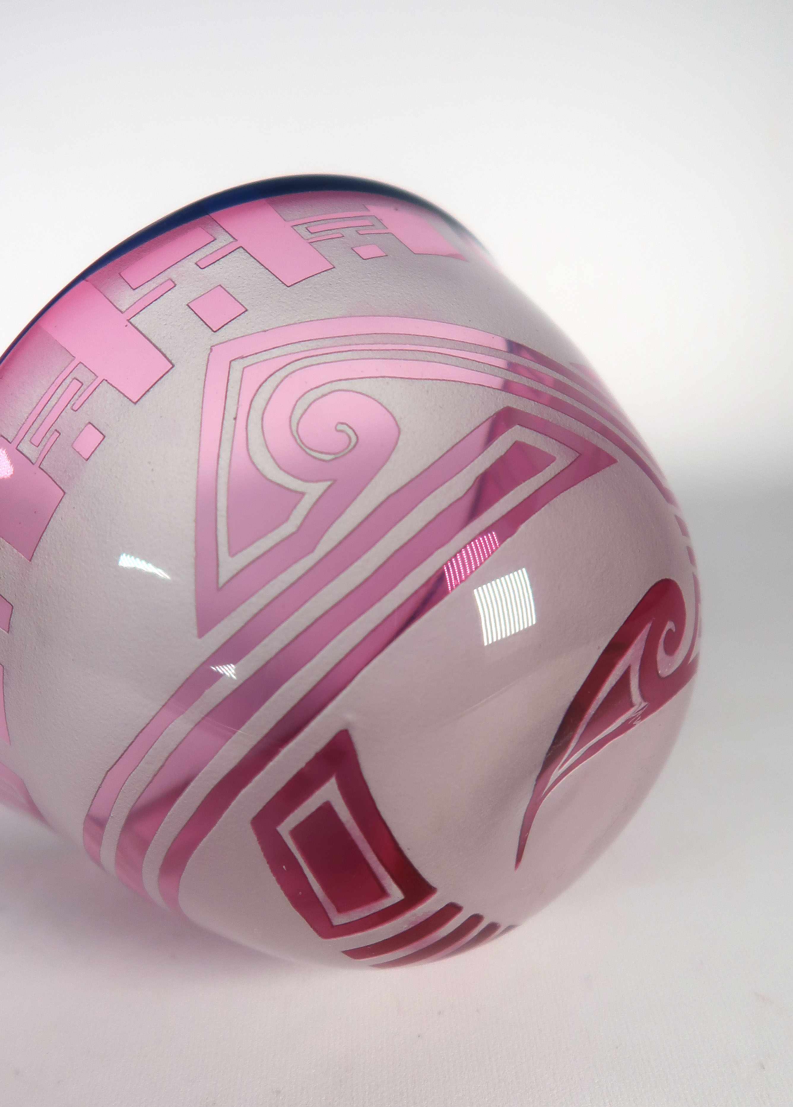 Niet of onleesbaar gesigneerd - Glas, Roze schaal met geometrische patronen kopen? Bied vanaf 1!