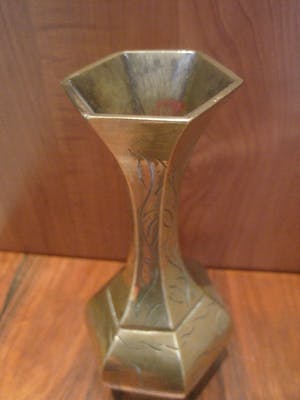 Brons (Onbekend) - Twee zeshoekige bronzen vaasjes. kopen? Bied vanaf 30!